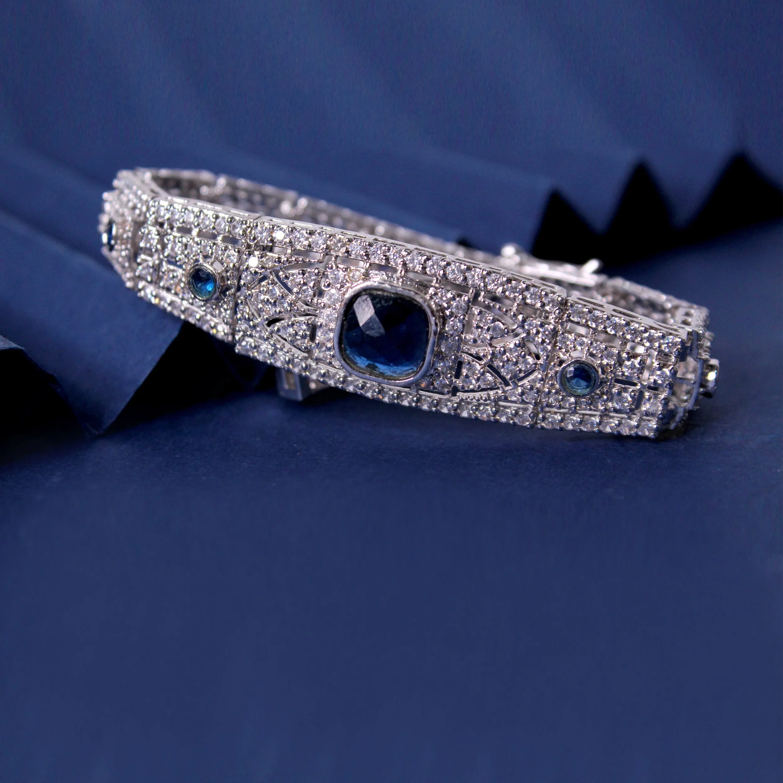 Bracelet in Blue Onyx and Cubic Zircons