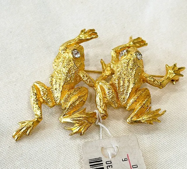 Fun vintage early 90s frog couple brooch.