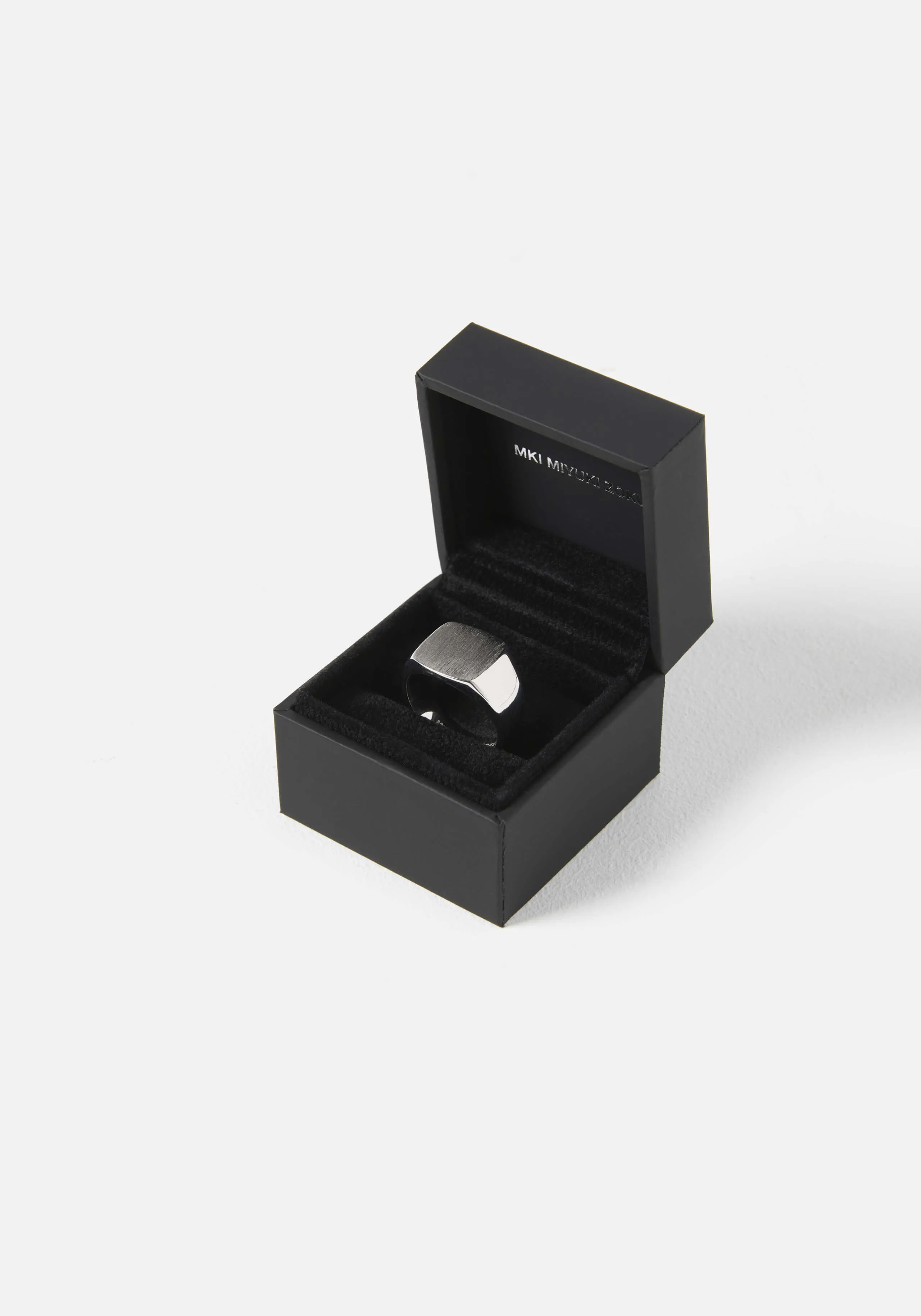 MKI SQUARE SIGNET RING