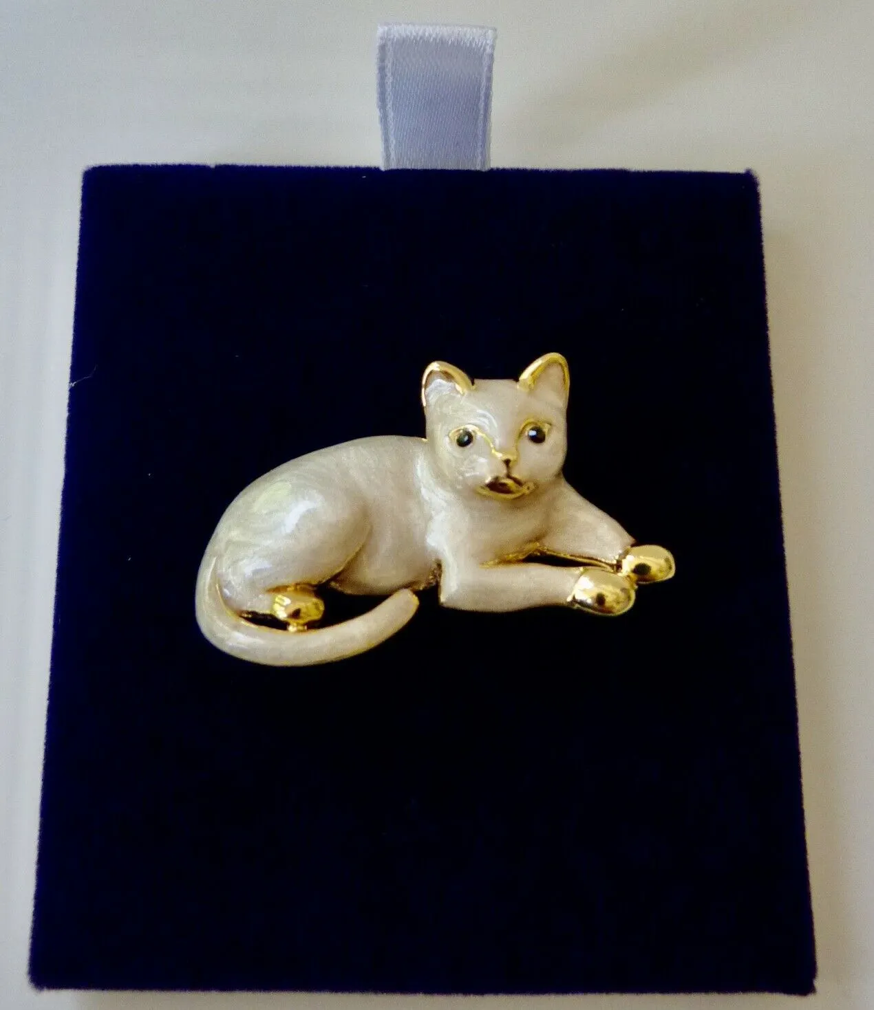 Rodney Holman: Brooch – Cat Sitting – Cream Enamel